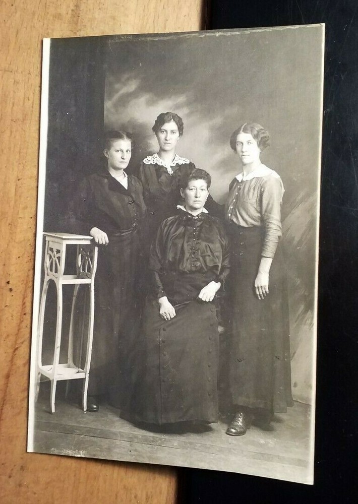 4 women – backdrop / photo studio Vera owner Alfons Hepke Berlin N