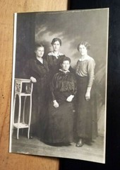4 women – backdrop / photo studio Vera owner Alfons Hepke Berlin N