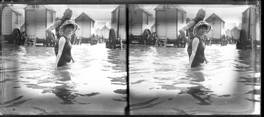 STEREO GLASS NEGATIVE, sexy couple, woman on beach, strange swimsuits, rare, vin