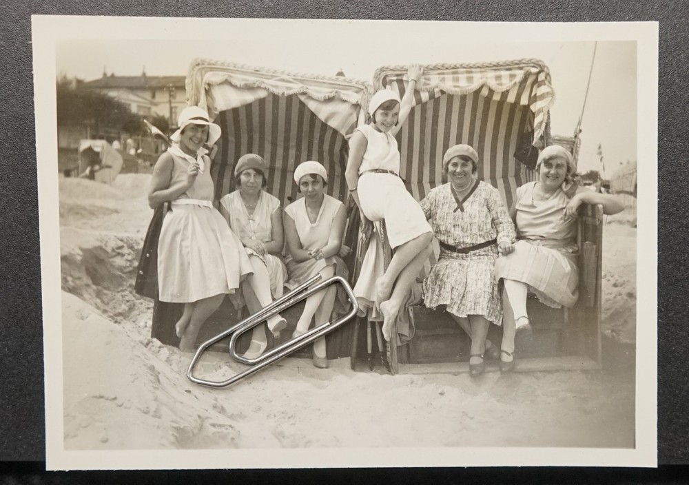Photo Portrait Niendorf 1931 Young Women Beach Chair Tights Hat Model Dress