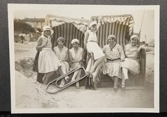 Photo Portrait Niendorf 1931 Young Women Beach Chair Tights Hat Model Dress