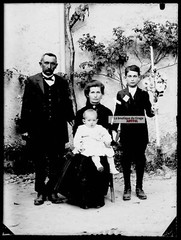 Old Black And White Photo Glass Plate Negative 9X12 Cm Family Characters