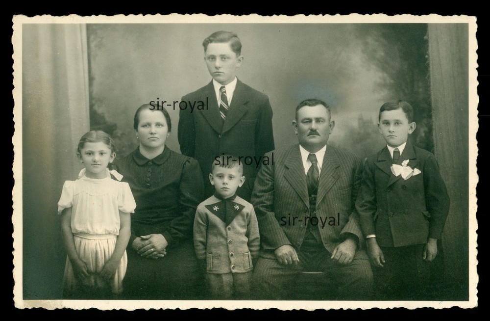 Apatin 1943 – Danube Swabia Family in Portrait – Serbia 1940s Photo Postcard 14x9cm