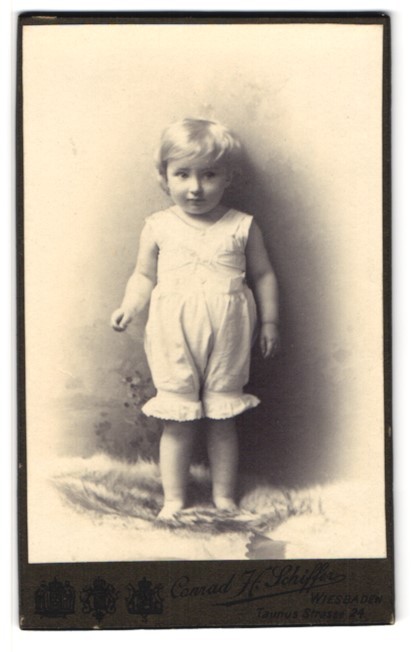 Photograph Conrad H. Schiffer, Wiesbaden, Taunus Strasse 24, child in summer clothes