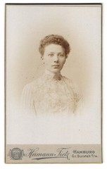 Photograph Hermann Tietz, Hamburg, size Burstah 12/14, young lady in white