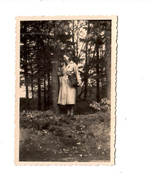 10 230-Photo * Young Lady in the Park * Bad Bramstedt 1942