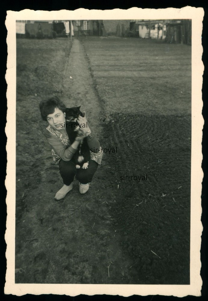 Woman Cuddling Cat in Garden – 1950s 1960s – Photo 6x9cm