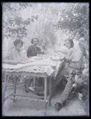 France Famille IN Table c1930 Photo Negative Plate 8×10.5 CM Vintage VrL4n6