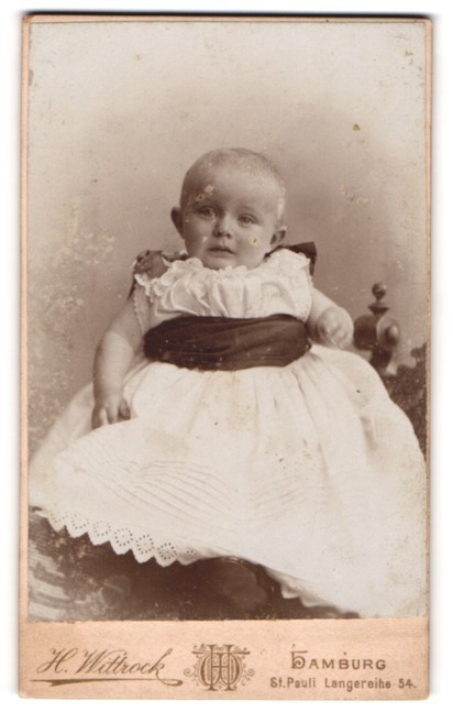 Photograph H. Wittrock, Hamburg-St. Pauli, long row 54, sweet toddler in the We