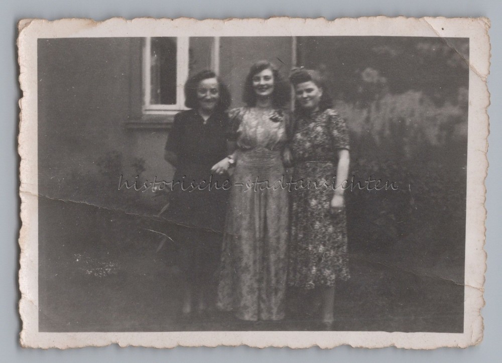 3 Women – 1940s Fashion & Hairstyle – Vintage Photo