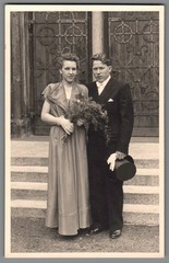 Photo bridal couple Hildegard Heinz in front of church portal wedding Borkum around 1950 (f1268)