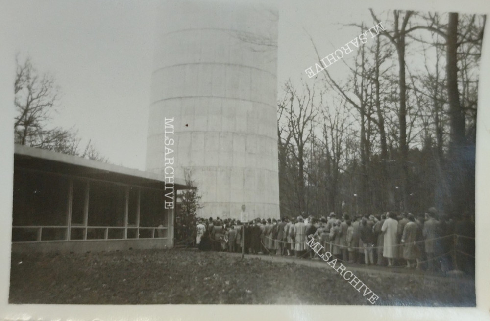 Photo City? tower? crowd of visitors F15