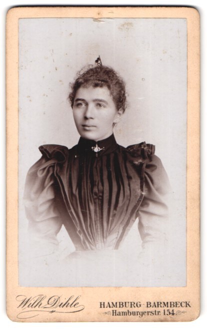 Photograph Wilh. Dihle, Hamburg-Barmbek, Hamburgerstr. 154, Young Lady in Zeitg