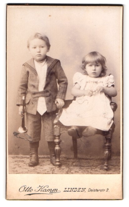 Photography Otto Kamm, Hanover, Deisterstraße 2, siblings in pose for F