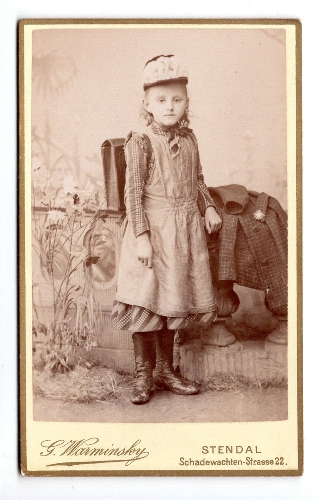 CdV photo child with satchel jacket medal Stendal around 1900 (c1145)