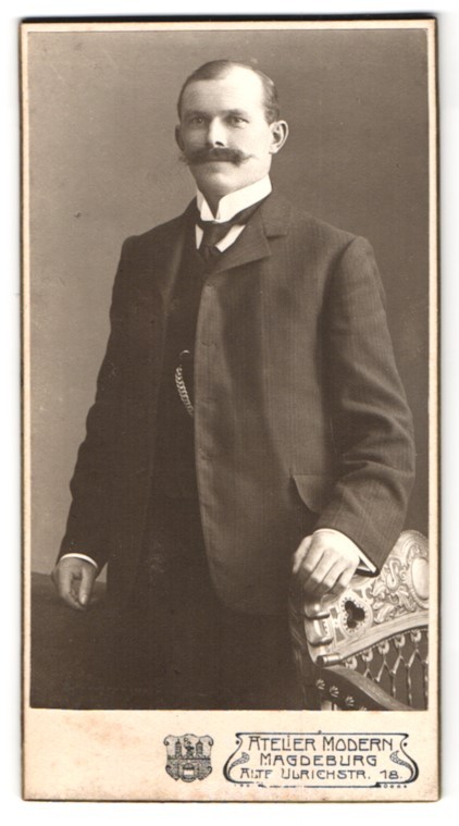 Photography studio modern, Magdeburg, Ulrichstr. 18, man in suit with top lip