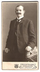 Photography studio modern, Magdeburg, Ulrichstr. 18, man in suit with top lip