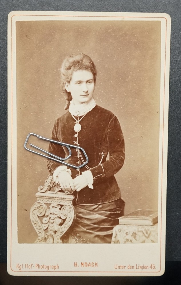 Photo CDV KAB portrait businesswoman Berlin jewelry brooch name model picture book