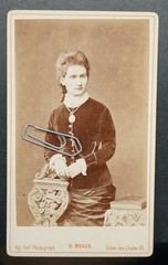 Photo CDV KAB portrait businesswoman Berlin jewelry brooch name model picture book