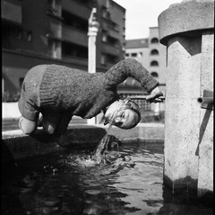 by Eduard PEZDIKA, «Der Durstige», boy at fountain, Vienna, vintage fine art neg