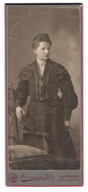 Photograph Hermann Tietz, Hamburg, size Burstah 12/14, young woman in fitted