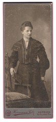 Photograph Hermann Tietz, Hamburg, size Burstah 12/14, young woman in fitted