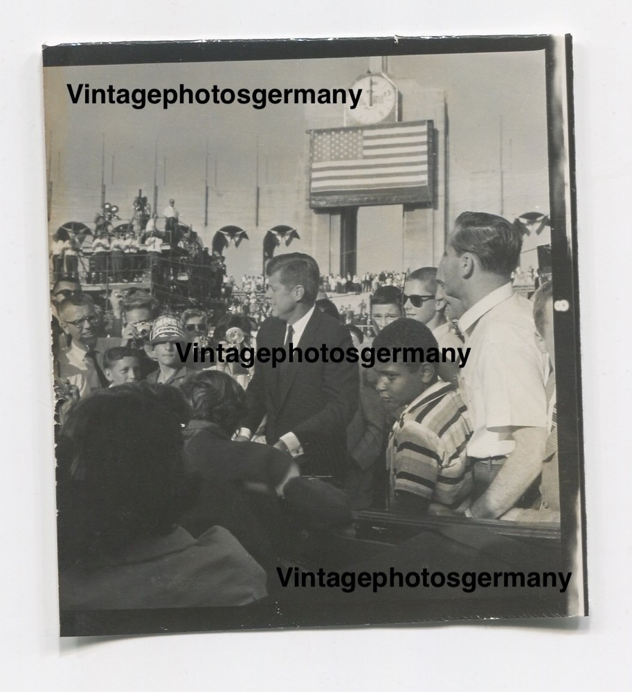 Z6186 Photo from the 1960s John F. Kennedy (JFK) election campaign