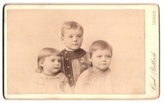 Photograph Carl Bellach, Leipzig, Gellert-Str. 12, portrait of three cute K
