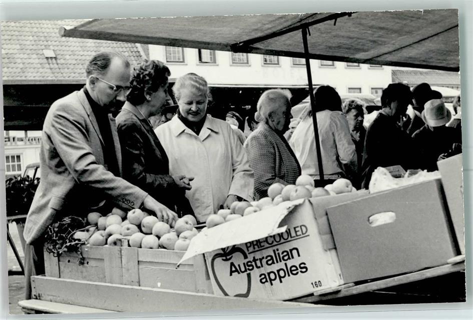 10368050 – weekly market market scene rural life
