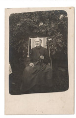 13278 – Photo * Old Lady with Knitting Needles in Deck Chair * Circa 1915
