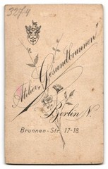 Photograph Eduard Morris, Berlin, Brunnen-Str. 17-18, two young ladies in bright