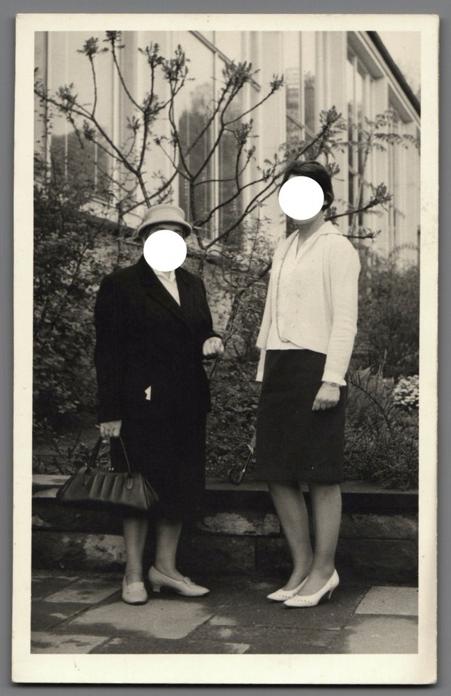 Photo 2 women in front of modern building glass facade around 1960 Bochum? F1242