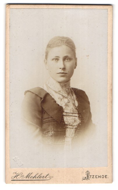 Photograph H. Mehlert, Itzehoe, Breitestr. 25, Portrait Blonde Miss in Ele