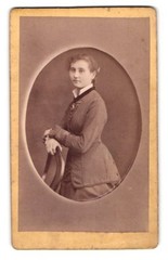 Photograph Carl Hempel, Pössneck, young woman supporting herself on chair