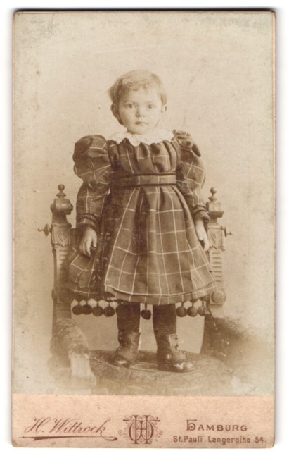 Photograph H. Wittrock, Hamburg-St. Pauli, long row, small child in plaid