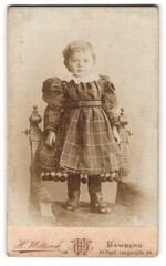 Photograph H. Wittrock, Hamburg-St. Pauli, long row, small child in plaid