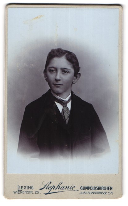 Photography studio Stephanie, Liesing, Wienerstrasse 25, young man in suit with
