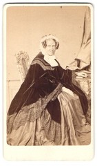Photograph G. Ch. Hahn, Dresden, Waisenhausstraße 24, dignified lady in elegant