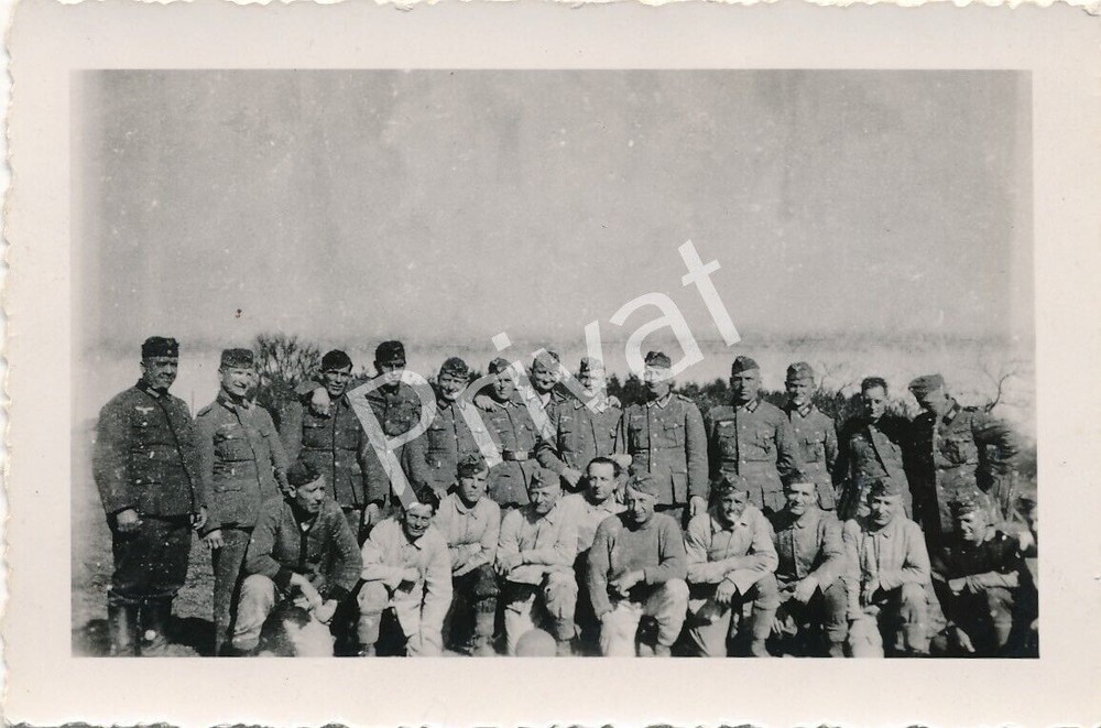 Photo WW II Wehrmacht Soldiers and Officers Uniform Group Photo Poland L1.72