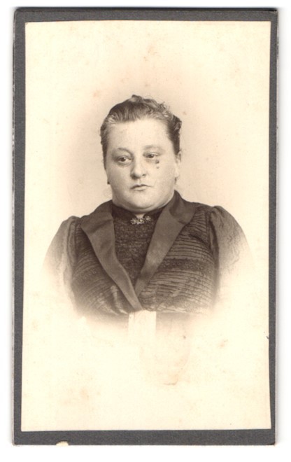 Photograph A. Irl, Mittenwald a. I., portrait of a middle-class woman