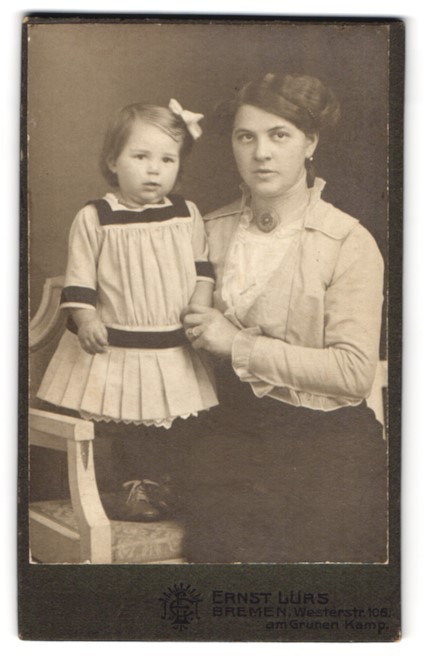 Photograph Ernst Lürs, Bremen, Westerstraße 105, mother with child