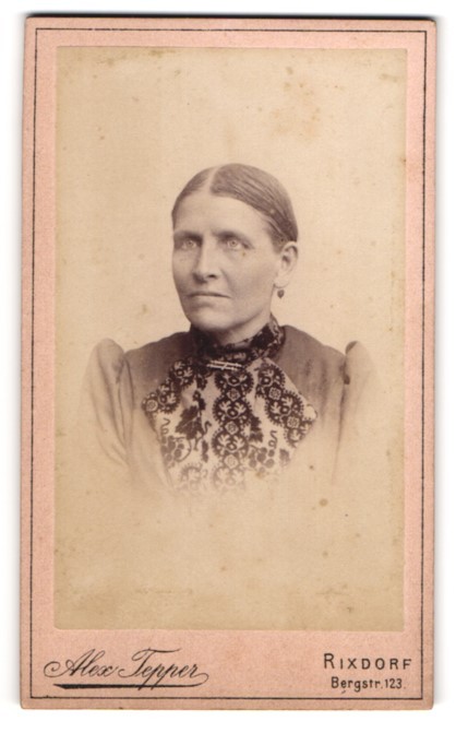 Photography Alex Tepper, Rixdorf, Bergstr. 123, commoner lady with collar broc