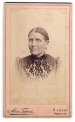 Photography Alex Tepper, Rixdorf, Bergstr. 123, commoner lady with collar broc