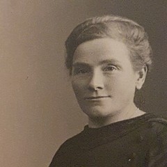 Foto Antik, Vintage, um 1900, Junge Frau mit Buch, originale Schutzhülle, Pappe