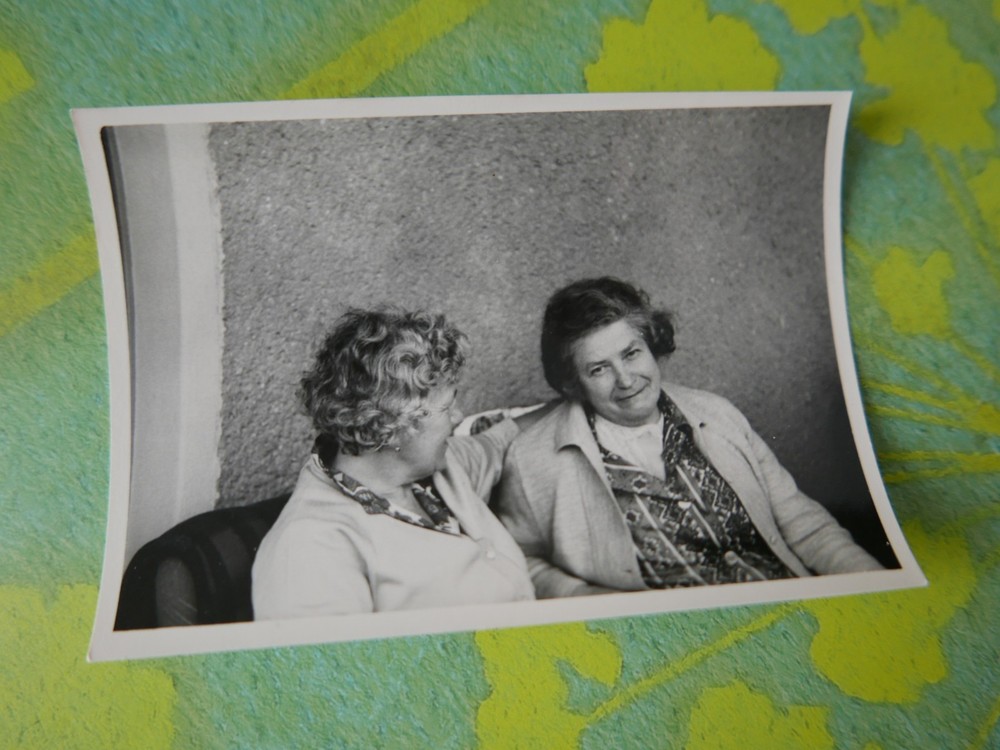 «THEN»: PHOTO, PHOTOGRAPHY, GDR, LADIES, WOMEN, DATSCHE, LEISURE, GIRLFRIENDS!