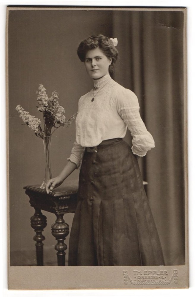 Photograph Th. Eppler, Dresden, Hauptstr. 24, pretty middle class lady in elegant