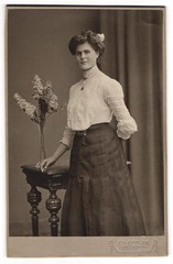 Photograph Th. Eppler, Dresden, Hauptstr. 24, pretty middle class lady in elegant