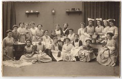 Photograph young ladies of a household school / cooking school, oven, washing tub, Ki