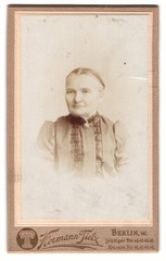 Photograph Hermann Tietz, Berlin, Leipziger Str. 46, portrait of an elderly lady