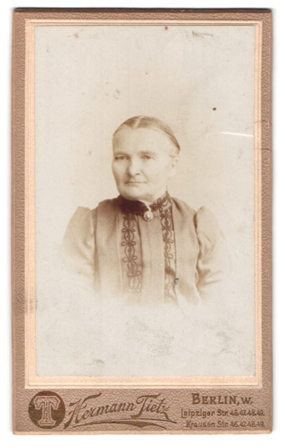Photograph Hermann Tietz, Berlin, Leipziger Str. 46, portrait of an elderly lady